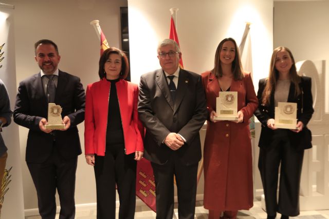 El Colegio de Enfermería premia a dos profesores y dos doctoras de la UCAM - 1, Foto 1