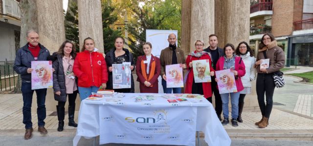 El Ayuntamiento de Lorca conmemora el Día Mundial de la Lucha Contra el Sida y coloca un gran lazo rojo en el balcón del Consistorio y un homenaje a los fallecidos por VIH - 1, Foto 1