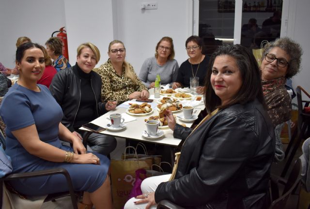La asociación de mujeres Isabel González no falta a su tradicional degustación de dulces navideños - 1, Foto 1