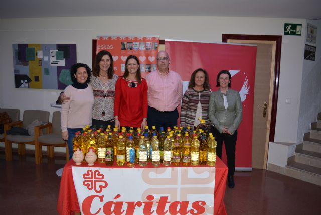 La obra solidaria La Cigarra y la hormiga logra recaudar 700 litros de aceite para Cáritas - 1, Foto 1