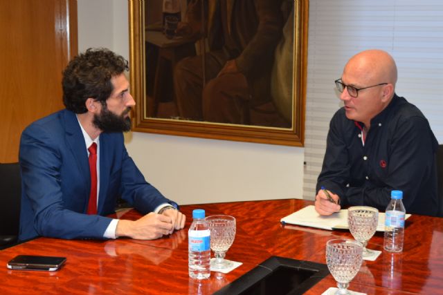 El consejero de Empleo mantiene un encuentro con el presidente de AJE Cartagena - 1, Foto 1