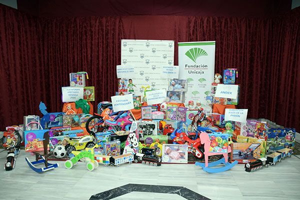 Colaboración de Fundación Unicaja y Ateneo hispalense para repartir juguetes a menores en riesgo de exclusión social - 1, Foto 1