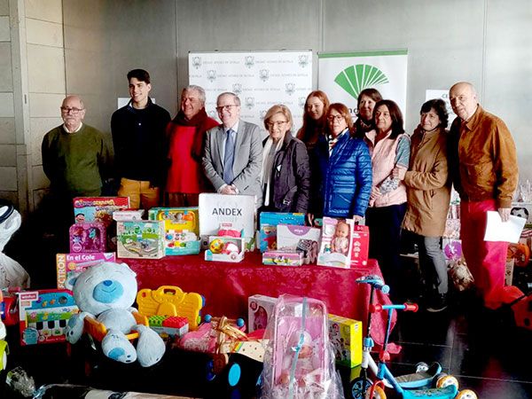 Colaboración de Fundación Unicaja y Ateneo hispalense para repartir juguetes a menores en riesgo de exclusión social - 3, Foto 3