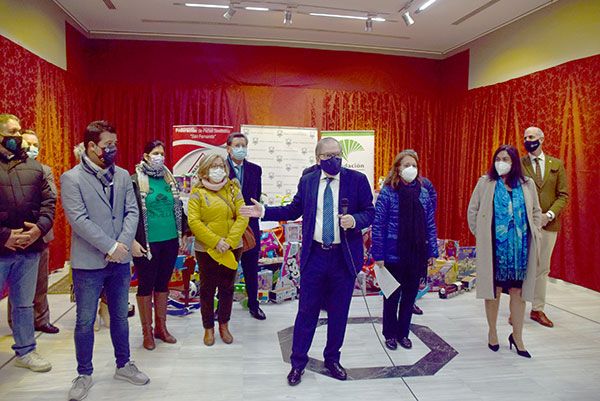 Colaboración de Fundación Unicaja y Ateneo hispalense para repartir juguetes a menores en riesgo de exclusión social - 4, Foto 4