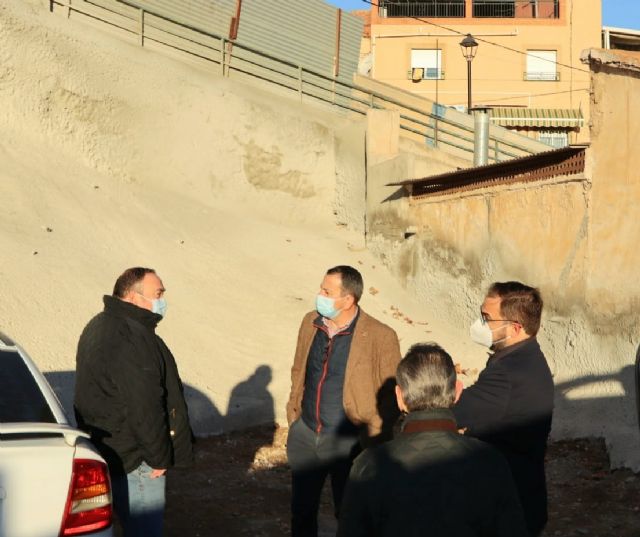 El Ayuntamiento de Lorca ejecuta la estabilización del talud de la Calle Zambrana pare prevenir deslizamientos - 1, Foto 1