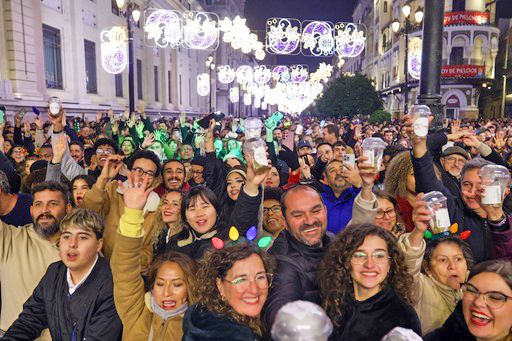 Sevilla presenció las actuaciones de fin de año y tomarse las uvas junto a Jesús Calleja y Marta Flich - 2, Foto 2