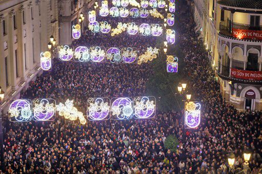 Sevilla presenció las actuaciones de fin de año y tomarse las uvas junto a Jesús Calleja y Marta Flich - 3, Foto 3