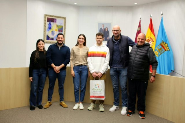 El Ayuntamiento de Alhama de Murcia recibe al nadador Pedro Ruano, campen nacional de mariposa, Foto 1