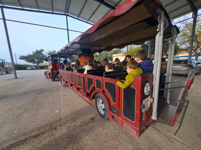 El 'Expreso Real' arranca su recorrido por las pedanías en Cazalla, donde recogerá las cartas de los niños con las peticiones a los Reyes Magos - 2, Foto 2