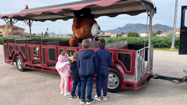 El 'Expreso Real' arranca su recorrido por las pedanías en Cazalla, donde recogerá las cartas de los niños con las peticiones a los Reyes Magos - 3, Foto 3