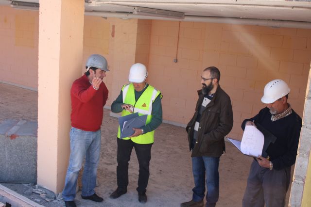 El Concejal de Obras y Servicios visita el pabellón en el que técnicos independientes realizan el estudio de las causas de su colapso - 1, Foto 1