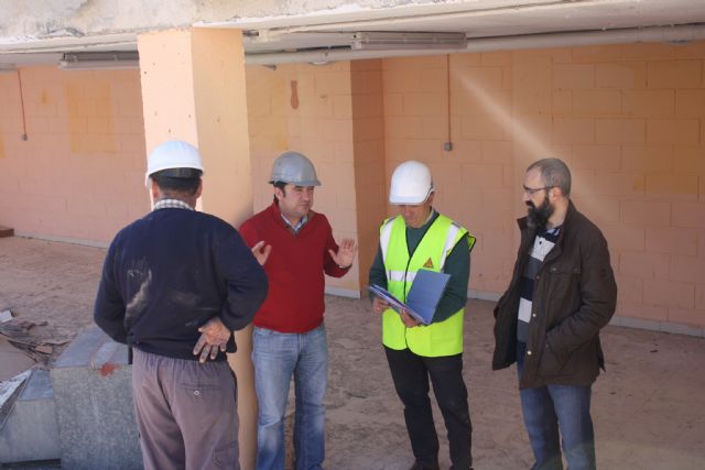 El Concejal de Obras y Servicios visita el pabellón en el que técnicos independientes realizan el estudio de las causas de su colapso - 2, Foto 2