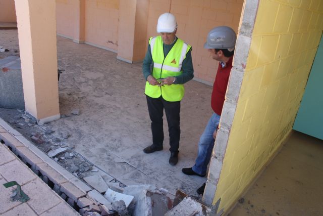 El Concejal de Obras y Servicios visita el pabellón en el que técnicos independientes realizan el estudio de las causas de su colapso - 3, Foto 3