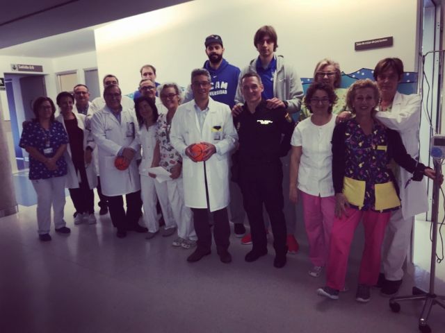 Vitor Faverani, Brad Oleson y Marko Lukovic visitan el Hospital Santa Lucía de Cartagena - 1, Foto 1