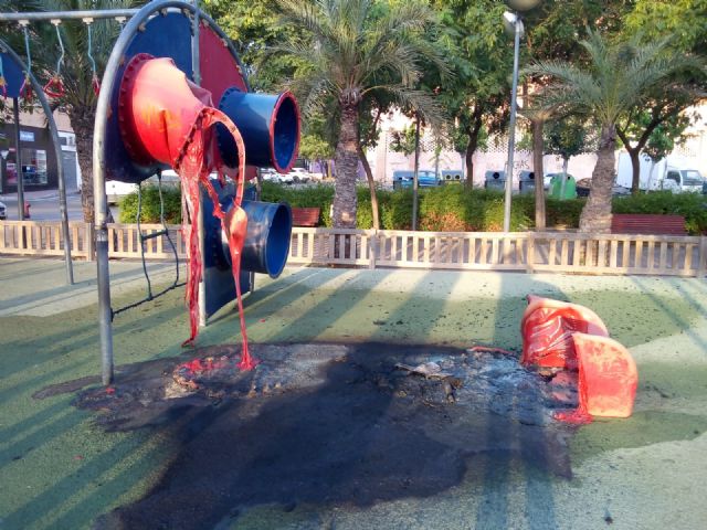 El Ayuntamiento remodela los juegos infantiles del jardín de La Salud tras los actos vandálicos sufridos - 4, Foto 4