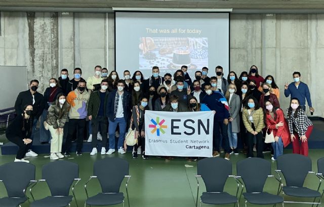 Más de 60 participantes asisten a la primera sesión de intercambio lingüístico con jóvenes erasmus - 1, Foto 1