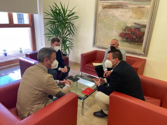 El Alcalde de Mula se reúne con el Consejero de Presidencia, Turismo y Deportes y el Director General de Deportes para solicitar dos proyectos esenciales para el deporte muleño - 1, Foto 1