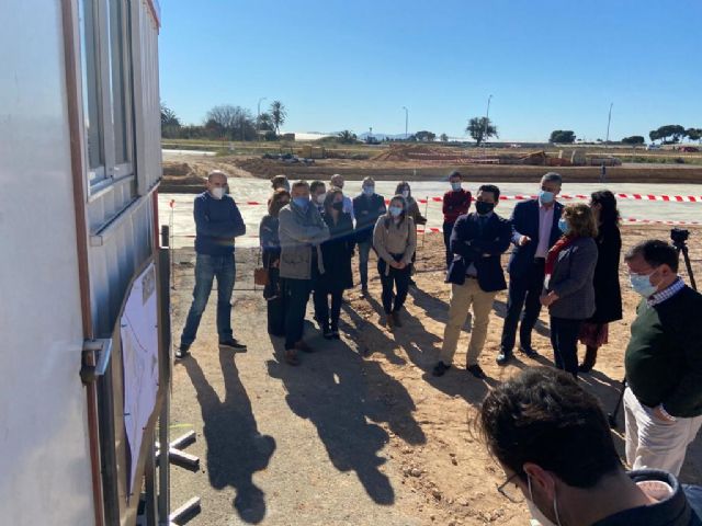 La consejera de Educación y Cultura visita las obras de las nuevas aulas y el pabellón del IES Mar Menor - 1, Foto 1