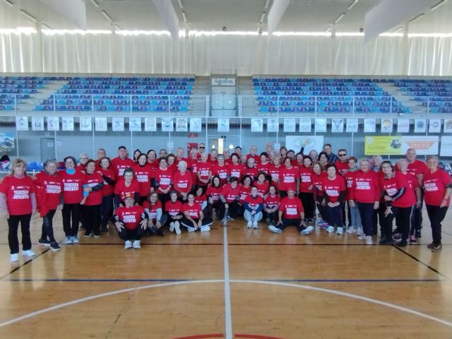 Más de un centenar de jubilados participan en el curso de gerontogimnasia organizado por el Ayuntamiento - 1, Foto 1