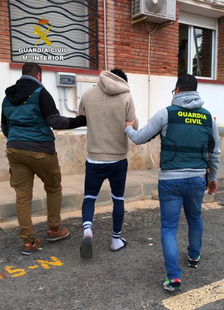 La Guardia Civil detiene a dos jóvenes por robar en dos establecimientos de Ramonete y Cañada Gallego, Foto 1