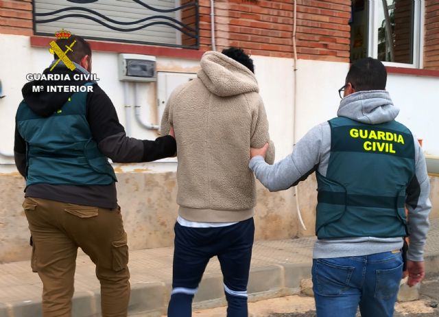 La Guardia Civil detiene a dos jóvenes por robar en dos establecimientos de Ramonete y Cañada Gallego, Foto 2