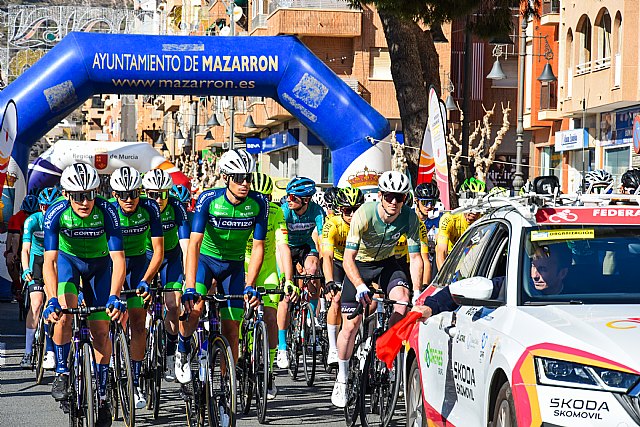 María Isabel Carrillo, concejala de Deportes, corta la cinta de salida de la VII Vuelta Ciclista al Guadalentín-Región, Foto 1
