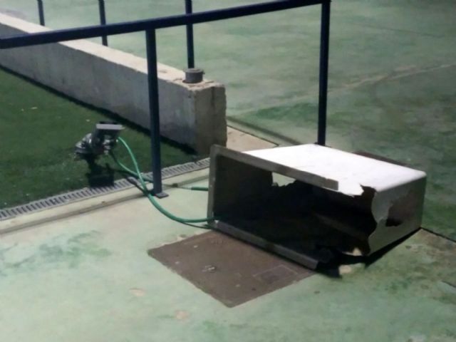 Cs denuncia el penoso estado del campo de fútbol de Puente Tocinos y los actos vandálicos que se producen en su interior - 2, Foto 2