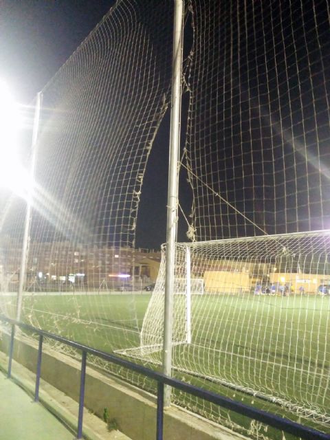 Cs denuncia el penoso estado del campo de fútbol de Puente Tocinos y los actos vandálicos que se producen en su interior - 4, Foto 4