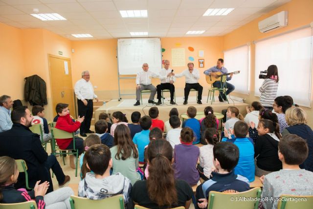 La Asociacion Trovera Jose Maria Marin acerca el arte de la repentizacion al colegio Felix Rodriguez de la Fuente de Los Nietos - 1, Foto 1
