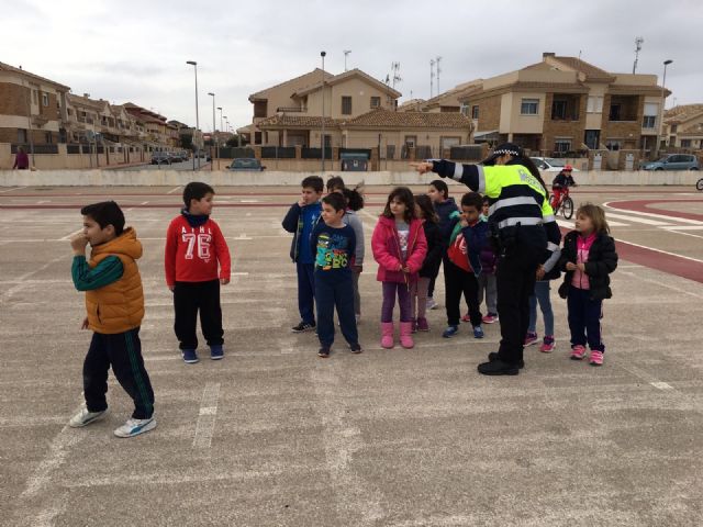 Alumnos del CEIP El Recuerdo  practican la Seguridad Vial con la ayuda de la Policía Local - 2, Foto 2