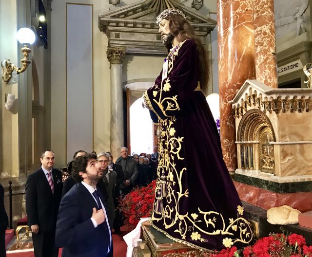 Fernando López Miras asiste al tradicional  besapié al Cristo del Rescate - 1, Foto 1