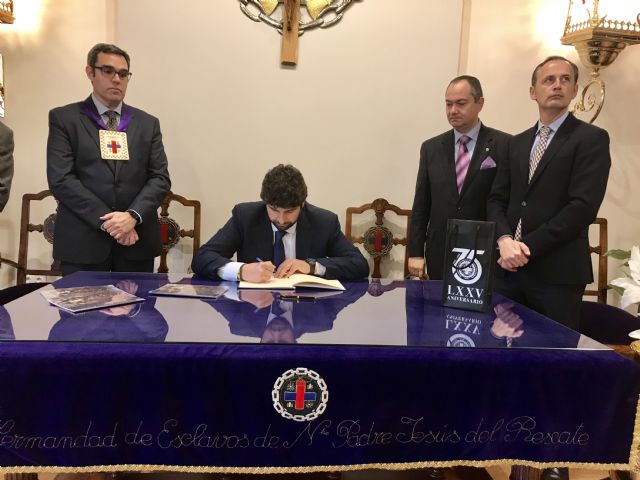 Fernando López Miras asiste al tradicional  besapié al Cristo del Rescate - 2, Foto 2