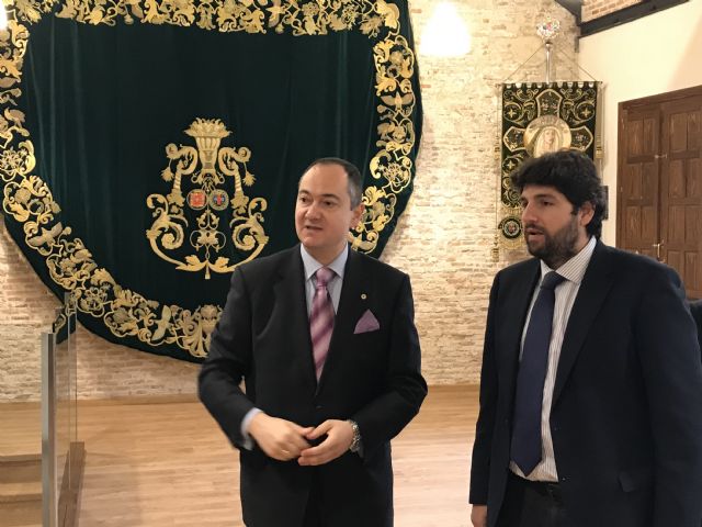 Fernando López Miras asiste al tradicional  besapié al Cristo del Rescate - 3, Foto 3