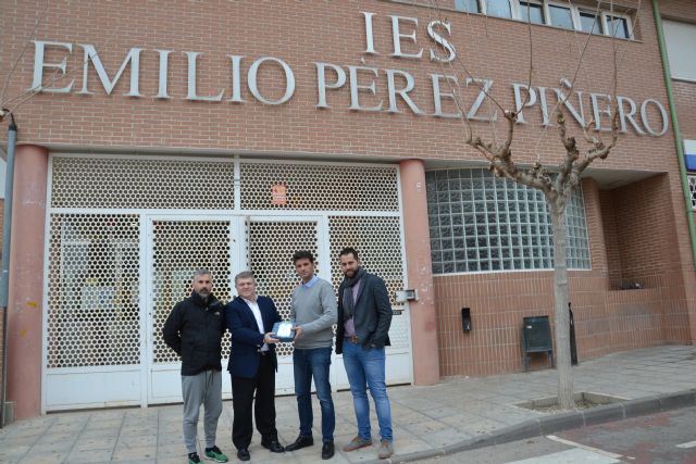 El Ayuntamiento entrega 7 desfibriladores a los centros educativos, Policía Local y Protección Civil - 1, Foto 1