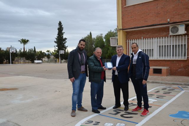 El Ayuntamiento entrega 7 desfibriladores a los centros educativos, Policía Local y Protección Civil - 3, Foto 3
