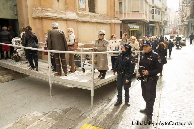 Se preven retenciones en la calle del Aire por el popular besapie del Cristo de Medinaceli - 1, Foto 1