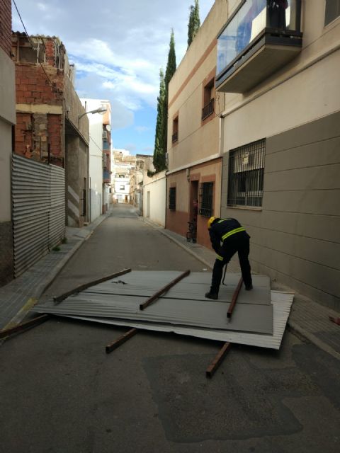 El 112 recibe cerca de medio centenar de avisos ocasionados por las fuertes rachas de viento registradas desde la pasada madrugada en Lorca - 4, Foto 4