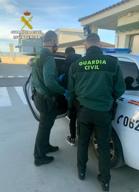 La Guardia Civil detiene en Torre Pacheco a un joven delincuente dedicado a robar en viviendas - 2, Foto 2
