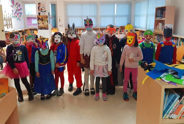 Los más pequeños se lo pasan en grande en los talleres gratuitos de manualidades de Carnaval - 2, Foto 2