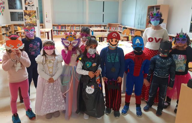 Los más pequeños se lo pasan en grande en los talleres gratuitos de manualidades de Carnaval - 4, Foto 4