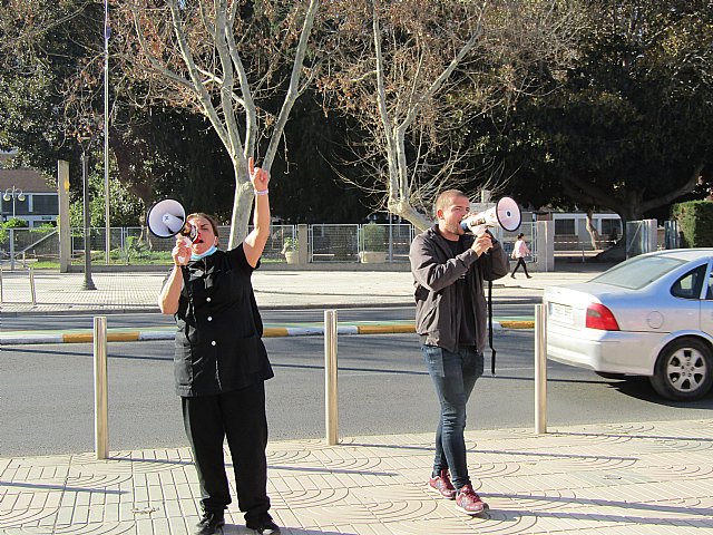 Trabajadoras de Samsic y Frente Obrero se concentran frente a la Asamblea Regional - 2, Foto 2