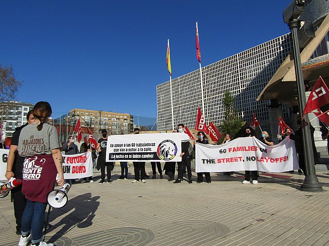 Trabajadoras de Samsic y Frente Obrero se concentran frente a la Asamblea Regional - 3, Foto 3