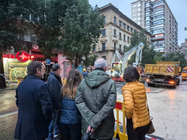 AVISO: Cierran al tráfico la Gran Vía debido a una avería en la red central de suministro de agua a su paso por esta calle, mientras se trabaja para solventarla - 1, Foto 1
