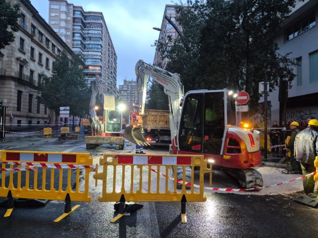 AVISO: Cierran al tráfico la Gran Vía debido a una avería en la red central de suministro de agua a su paso por esta calle, mientras se trabaja para solventarla - 2, Foto 2