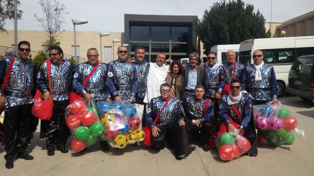 Miembros del grupo sardinero Eros visitan el Centro de personas con discapacidad intelectual de Churra - 1, Foto 1