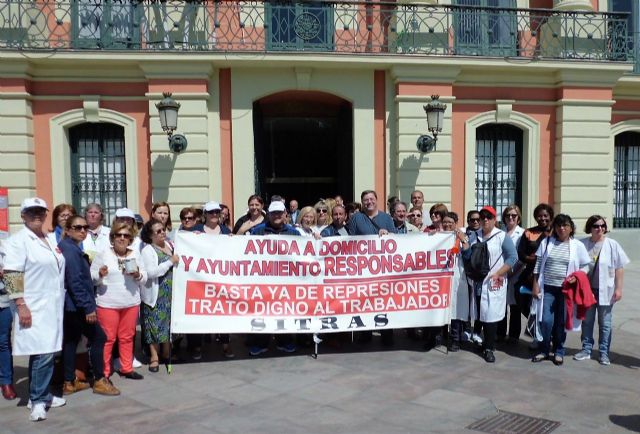 La HOAC muestra su apoyo a las trabajadoras de Ayuda a Domicilio de Murcia y entrega una ayuda económica a la caja de resistencia por la huelga - 1, Foto 1