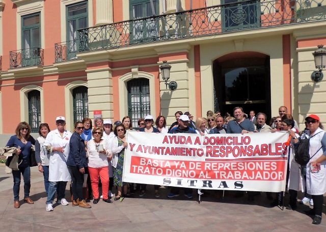 La HOAC muestra su apoyo a las trabajadoras de Ayuda a Domicilio de Murcia y entrega una ayuda económica a la caja de resistencia por la huelga - 2, Foto 2