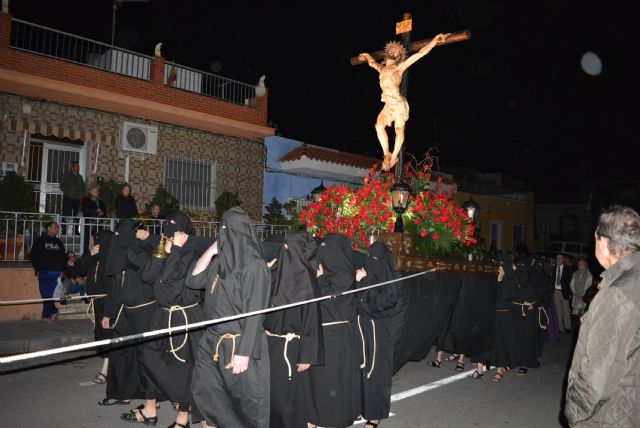 La imagen del Cristo de la Agonía recorre las calles de Águilas cuando se cumple el 65 aniversario de su donación a la Cofradía del Silencio - 1, Foto 1