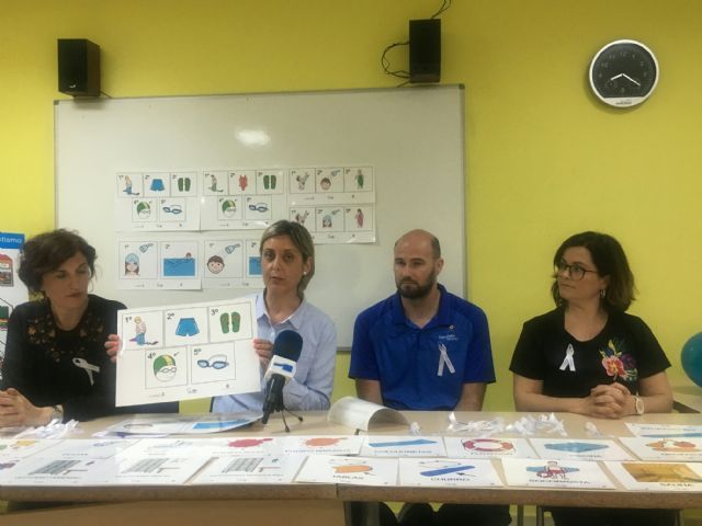 La piscina climatizada rompe barreras cognitivas mediante el uso de pictogramas - 1, Foto 1