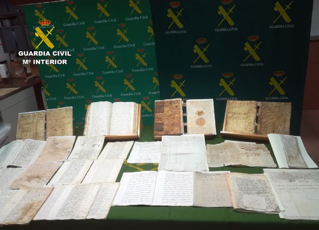 La Guardia Civil recupera siete libros y una veintena de legajos con documentos históricos de la Región de Murcia, Foto 1